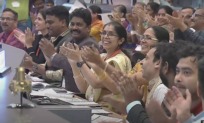 인도, 세계 최초로 달 남극 연착륙 성공 인도우주연구기구(ISRO) 유튜브 생중계 캡처