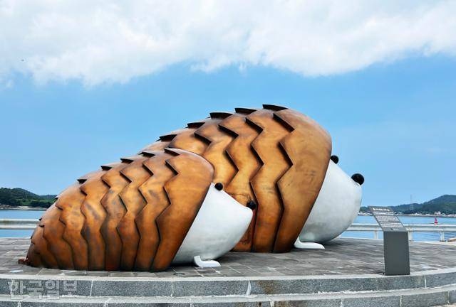 위도 파장금항의 고슴도치 조형물.