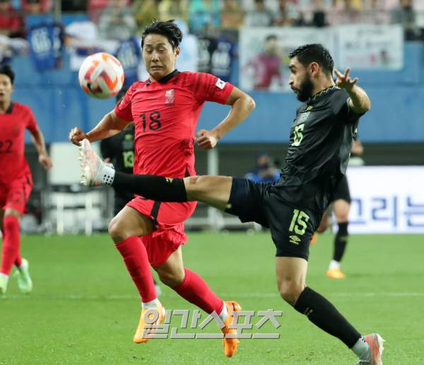 대한민국 축구대표팀과 엘살바도르 대표팀의 A매치 평가전이 20일 오후 대전 유성구 대전월드컵경기장에서 열렸다. 전반 이강인의 드리블 때 상대 수비가 공을 걷어내고 있다. 대전=김민규 기자 mgkim1@edaily.co.kr /2023.06.20/