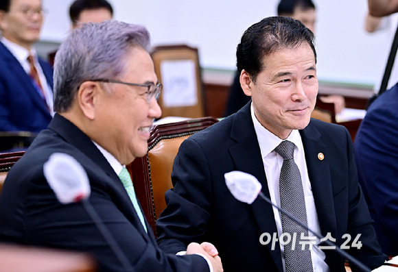 박진(왼쪽) 외교부 장관과 김영호 통일부 장관이 23일 서울 여의도 국회에서 열린 외교통일위원회 전체회의에서 악수하고 있다. [사진=곽영래 기자]