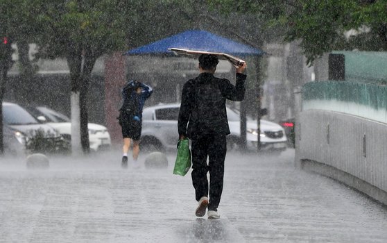 절기상 처서인 23일 광주 동구 국립아시아문화전당 주변에 비가 내리고 있다. 뉴시스