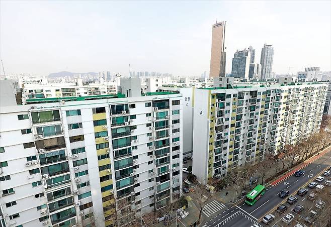 서울시의 ‘신속통합기획’ 사업이 속도를 내면서 압구정과 성수 등 주요 정비사업지에서 최고 70~80층의 초고층 아파트 재건축이 추진되고 있다. 올 하반기 시공사 선정을 앞두고 있는 여의도 한양아파트 전경. 한경DB
