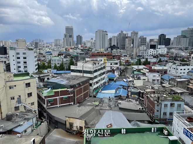 서울 중구 상생지식산업센터에서 내려다본 세운지구 5구역 일대. 유경선 기자