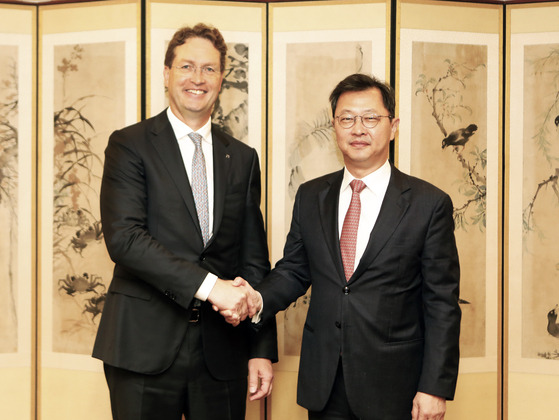 Mercedes-Benz Group CEO Ola Kallenius, left, shakes hands with SK Group Vice Chairman Chey Jae-won after their talks to expand cooperation in EV battery and Tmap navigation service Wednesday at SK headquarters in central Seoul. Kallenius' two-day visit to Korea ends on Thursday. [YONHAP]