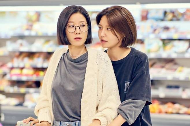 드라마 ‘남남’에서 모녀지간으로 나오는 배우 전혜진(왼쪽), 최수영. KT스튜디오지니