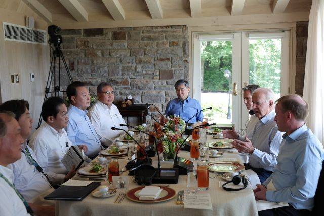 윤석열 대통령이 18일(현지시간) 워싱턴DC 인근 미국 대통령 별장인 캠프 데이비드에서 조 바이든 미국 대통령, 기시다 후미오 일본 총리와 오찬을 함께하고 있다. 연합뉴스