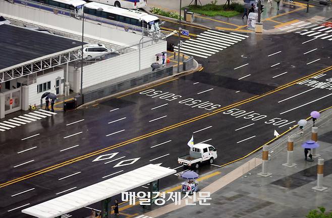 전국적으로 일반 국민까지 참여하는 공습 대비 민방위 훈련(민방공훈련)이 6년 만에 실시된 23일 서울광화문 인근 도로가 양방향 통제되고 있다. 2023.8.23[이충우기자]