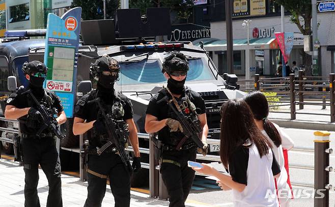 [부산=뉴시스] 하경민 기자 = 최근 '살인 예고' 글이 인터넷 등에 잇달아 게재되자 부산경찰청이 특별치안활동(4~18일)에 나선 가운데 6일 부산 최대 번화가인 부산진구 서면에 배치된 부산경찰청 경찰특공대원들이 무장을 한 채 순찰을 벌이고 있다. 2023.08.06. yulnetphoto@newsis.com