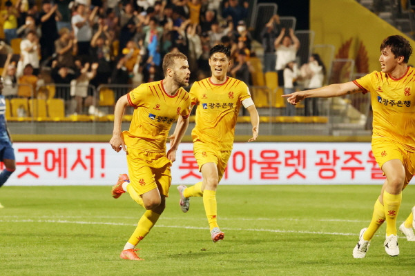 지난 6월7일 K리그1 17라운드 수원삼성전 광주FC 토마스가 득점 세러머니를 펼치고 있다./사진=한국프로축구연맹