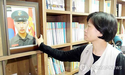 북한의 연평도 도발 당시 북한의 포격으로 숨진 고 서정우 하사의 어머니 김오복 씨가 연평도 포격전 1주년을 앞둔 2011년 11월 11일 광주 남구 자택에서 아들의 사진을 보고 있다. 광주 출신 김 씨는 강기정 광주시장에게 ‘정율성 역사공원’ 철회를 요구했다.