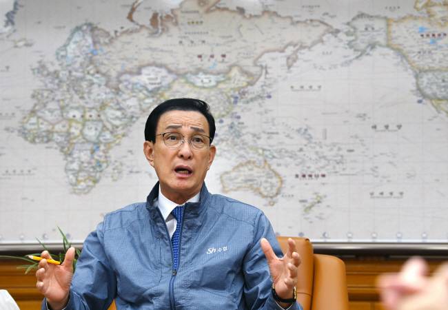 일본 후쿠시마 오염처리수 방류가 24일 개시되는 가운데, 노동진 수협중앙회장이 지난 21일 서울 송파구 수협중앙회 본사에서 문화일보와 인터뷰를 갖고 “수산물 소비 감소는 어민과 수산업뿐 아니라 우리 국가 경제 전체에 막대한 피해를 끼칠 수 있다”며 “정치 쟁점화를 멈추고 후속 대책 마련에 집중해야 한다”고 호소하고 있다.  윤성호 기자