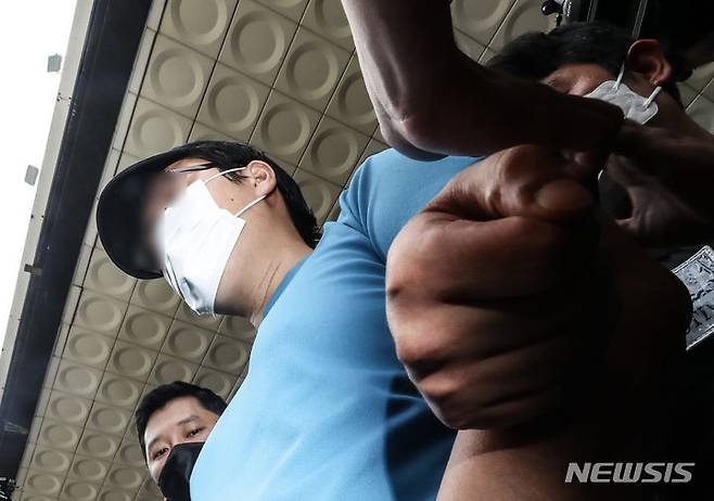 [서울=뉴시스] 김근수 기자 = 서울 관악구 신림동 공원에서 벌어진 성폭행 사건 피의자 최 모씨가 지난 19일 서울 관악구 관악경찰서에서 구속 전 피의자 심문(영장실질심사)을 받기 위해 법원으로 송치하고 있다. 2023.08.19. ks@newsis.com