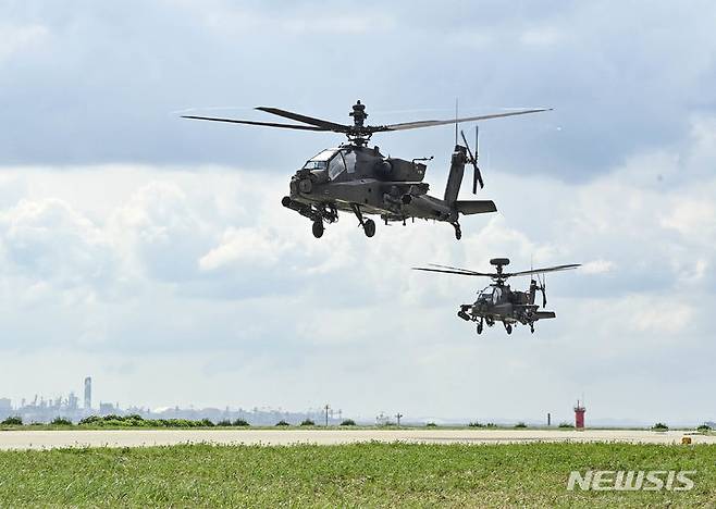 [평택=뉴시스] 미 2전투항공여단 아파치 헬기가 2함대사령부에서 이륙하고 있다. (사진 = 해군2함대 제공)