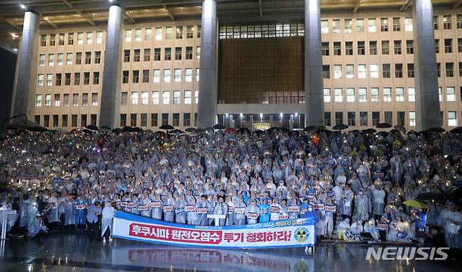 [서울=뉴시스] 고범준 기자 = 박광온 더불어민주당 원내대표가 23일 오후 서울 여의도 국회 본청 앞 계단에서 열린 후쿠시마 원전오염수 해양투기 철회 촉구 촛불집회에서 발언을 하고 있다. 2023.08.23. bjko@newsis.com