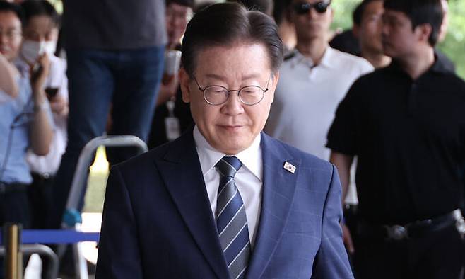 지난 17일 검찰 조사실로 향하는 더불어민주당 이재명 대표. 연합뉴스