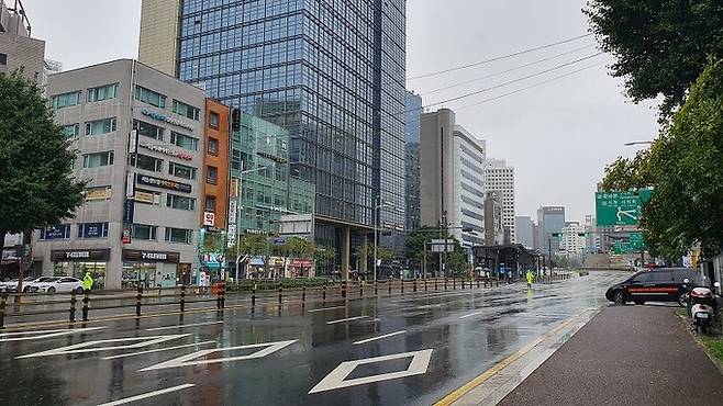 2017년 이후 6년 만에 전국 단위의 공습 대비 민방위 훈련 개시를 알리는 사이렌이 울린 23일 오후 2시, 서울지하철 1·4호선 서울역 4번 출구 인근 도로가 통제되고 있다.