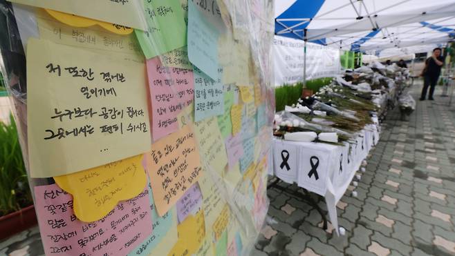 7월26일 서울 서초구 서이초등학교에 교내에서 극단 선택을 한 20대 교사 A씨를 추모하는 메시지가 붙어있다. ⓒ연합뉴스