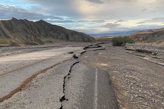 미 캘리포니아주 데스밸리에 폭우가 내려 도로가 파손된 모습 [데스밸리 국립공원(Death Valley National Park) 페이스북 게시물. 재판매 및 DB 금지]
