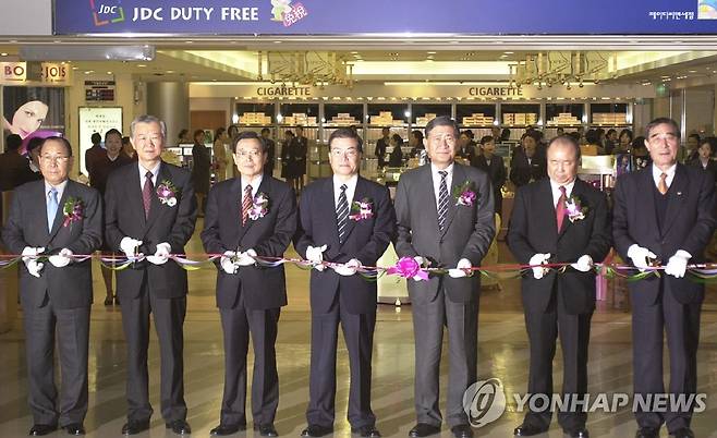 국내 첫 내국인 면세점 개점  (제주=연합뉴스) 2002년 12월 24일 제주국제공항 2층 출발대합실에서 국내 첫 내국인 면세점 개점식이  열렸다. [연합뉴스 자료사진]