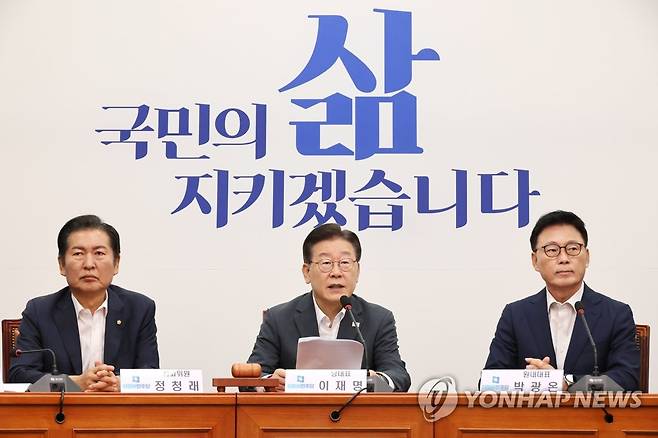 더불어민주당 최고위원회의 (서울=연합뉴스) 이정훈 기자 = 더불어민주당 이재명 대표가 21일 국회에서 열린 최고위원회의에서 발언하고 있다. 2023.8.21 uwg806@yna.co.kr