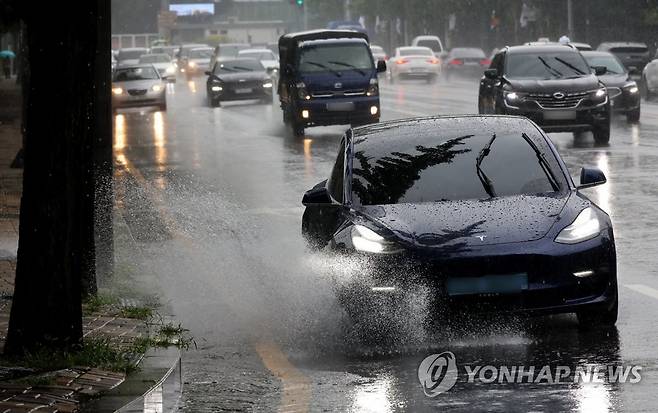 물살 가르며(?) 달리는 차량 (서울=연합뉴스) 최재구 기자 = 비가 내린 23일 서울 시내 한 도로에서 차량이 많은 양의 비로 도로에 고인 물을 튀기며 달려가고 있다. 2023.8.23 jjaeck9@yna.co.kr