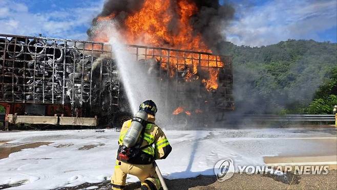 동해고속도로서 폐타이어 운반 차량 화재 (양양=연합뉴스) 23일 오전 8시 16분께 강원 양양군 현남면 정자리 동해고속도로 강릉 방향에서 폐타이어 운반 차량에 불이 나 소방대원이 진화하고 있다. 2023.8.23 [강원특별자치도소방본부 제공. 재판매 및 DB 금지] conanys@yna.co.kr