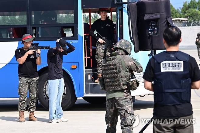 '대구공항 테러 제압' 을지연습 실제훈련 (대구=연합뉴스) 23일 오후 을지연습 실제훈련 일환으로 대구공항 계류장에서 항공기 테러 진압 훈련이 진행되고 있다. 이날 훈련은 대형버스를 항공기로 가정해 실시됐다. 2023.8.23 [대구 동구 제공. 재판매 및 DB금지]