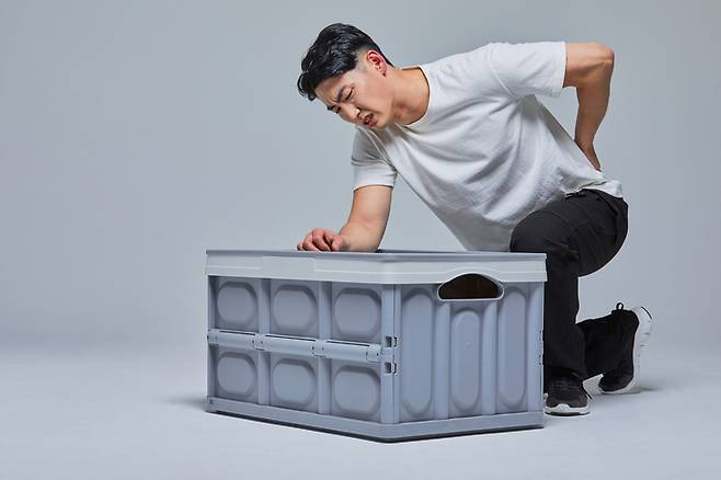 급성 요추염좌는 요추(허리뼈) 부위의 뼈와 뼈를 이어주는 섬유조직인 인대가 손상되어 허리 운동의 제한과 통증이 생기는 상태를 말한다. [사진= 게티이미지뱅크]