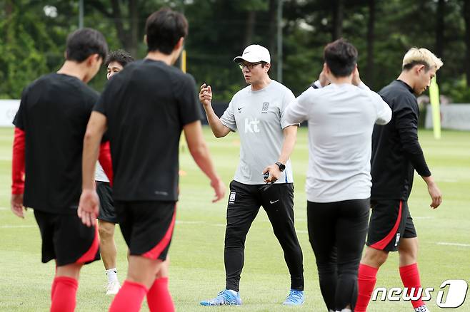 황선홍 항저우 아시안게임 축구대표팀 감독이 25일 오후 경기도 파주 축구국가대표트레이닝센터(NFC)에서 훈련을 지도하고 있다. 2023.7.25/뉴스1 ⓒ News1 민경석 기자