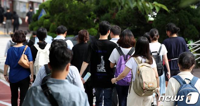 법학적성시험(LEET)을 응시한 수험생들이 귀가하고 있다. /뉴스1 ⓒ News1 박지혜 기자
