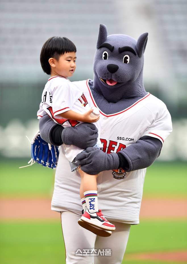 [포토]‘퇴장은 도움이 필요해요!’