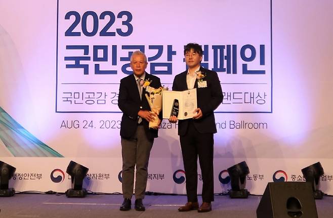 '2023 국민 공감 캠페인'에서 보건복지부 장관상과 혁신 브랜드 대상을 수상한 아이디병원의 권주용 원장(오른쪽).