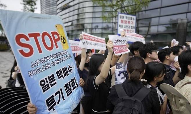 진보 성향 대학생 단체 회원들이 서울 종로구 일본대사관 앞에서 일본 정부의 후쿠시마 오염수 방류에 반대하는 집회를 열고 있다.[이미지출처=연합뉴스]