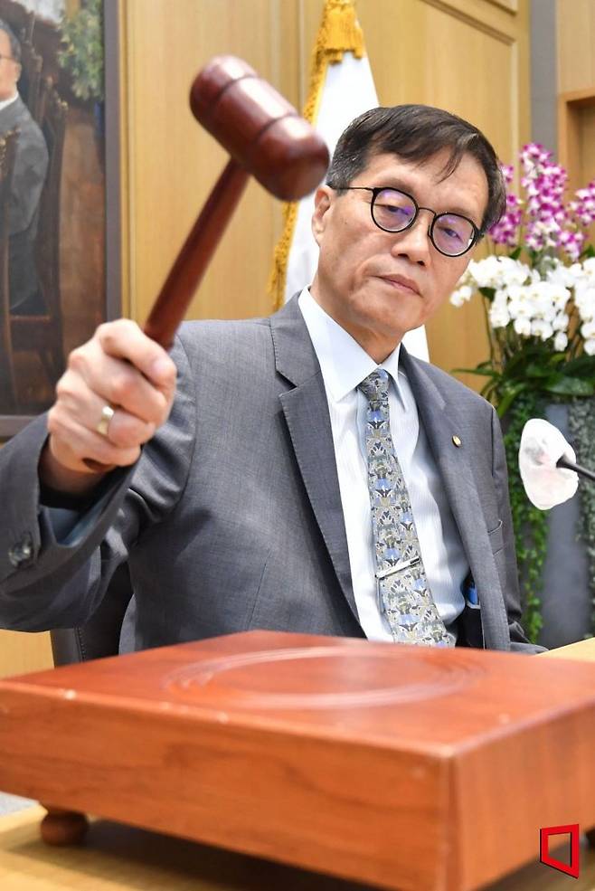 이창용 한국은행 총재가 24일 오전 서울 중구 한국은행에서 열린 금융통화위원회를 주재하며 의사봉을 두드리고 있다. /사진공동취재단