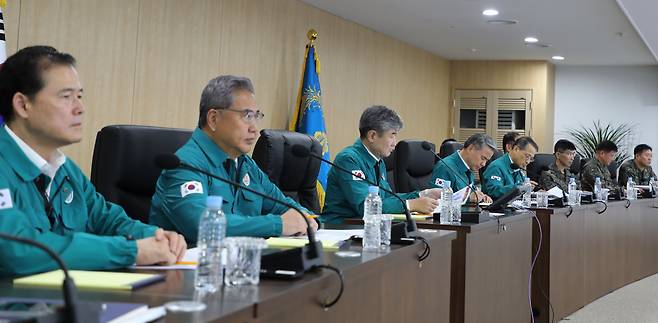 조태용(왼쪽에서 세번째) 국가안보실장이 24일 오전 용산 대통령실 국가위기관리센터에서 북한의 정찰위성 목적 우주발사체 발사와 관련한 긴급  국가안전보장회의(NSC) 상임위원회를 주재하고 있다. /뉴스1