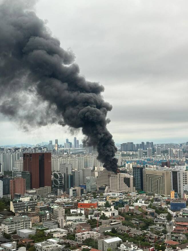 24일 오후 12시 47분쯤 서울 강남구 역삼동 르메르디앙 호텔에서 화재가 발생했다. /독자 제공
