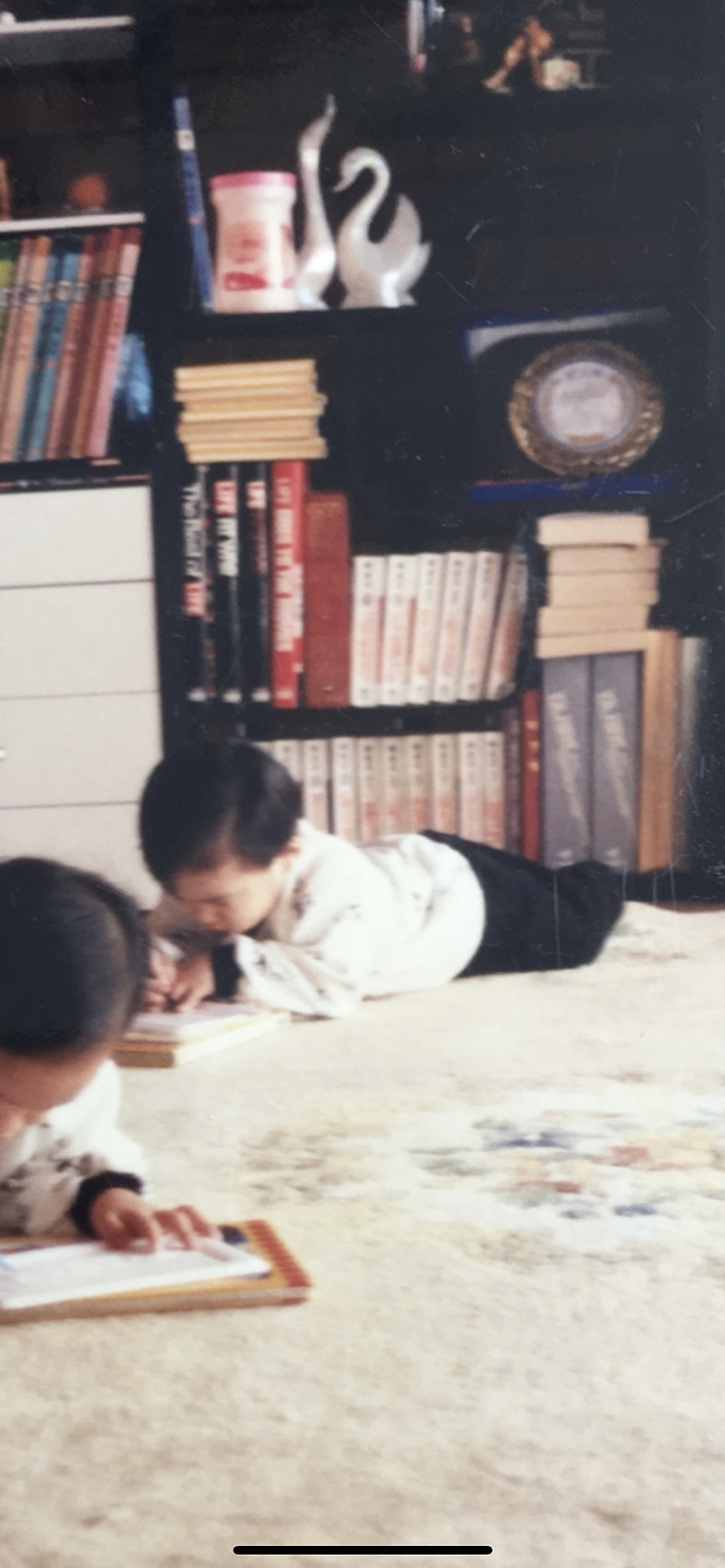 [나의 옛날 이야기] ‘요즘 (젊은) 것들’은  연재 글마다 청년들이 직접 고른 옛 사진들을 싣고자 합니다. 자신의 얘기를 들려주며 그 시절을 들춰보는 ‘코너 속의 코너’입니다. 김재석 작가가 고른 두 번째 사진은 유치원 시절 그림을 그리는 앙증맞은 모습입니다. 무작정그리는 게 좋았던 아이는 자신이 좋아하는 그림을 평생 놓지 않고 함께 했기에 꿈을 이룰 수 있었나 봅니다.  사진제공 김재석 작가