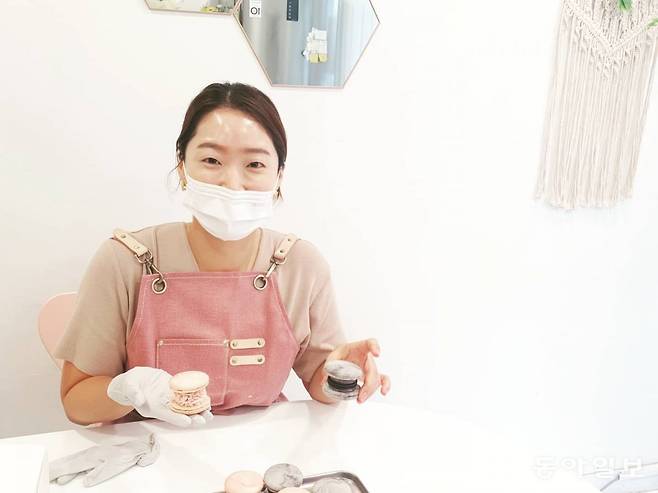 수제 마카롱을 만들고 있는 홍란. 몇 해 전 겨울에는 바리스타 자격증을 땄다.    홍란 제공