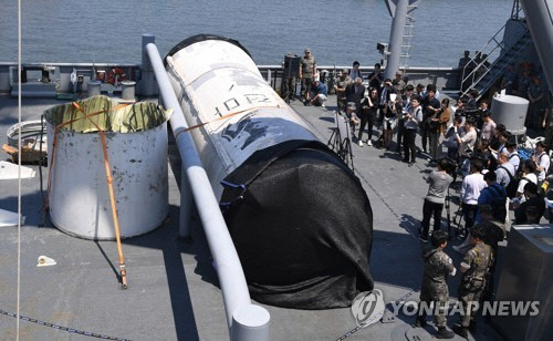 북한이 탄도미사일 기술을 이용해 발사한 우주발사체 '천리마 1형'의 잔해가 서해에 추락한 지 15일 만인 지난 6월 16일 인양돼 경기도 평택시 포승읍 해군 제2함대사령부에서 언론에 공개되고 있다.[사진공동취재단]