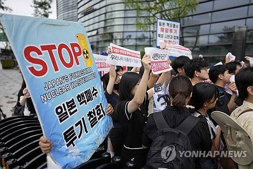 8월 24일 서울 일본 대사관 앞에서 시위대가 후쿠시마 오염수 방류를 규탄하고 있다.    [AP = 연합뉴스]