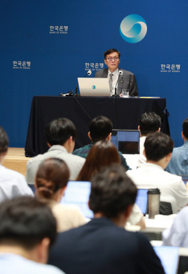 이창용 한국은행 총재가 24일 오전 서울 중구 한국은행에서 열린 통화정책방향 기자간담회에서 발언하고 있다. 한은 제공.