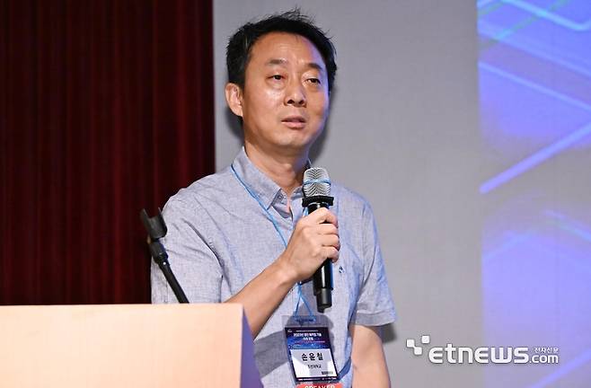 2023년 첨단 패키징 기술 미래포럼이 'CHIPS ACT, HIR, ECTC 리뷰를 통한 이종집적 시대 대응 반도체 패키징 생존전략'을 주제로 24일 서울 강남구 포스코타워 역삼에서 열렸다. 손윤철 조선대 교수가 'OSAT 기업의 첨단 패키징 기술 동향 분석'을 주제로 발표하고 있다. 이동근기자 foto@etnews.com