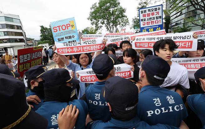 평화나비네트워크, 대학생기후행동 등 5개 대학생단체로 이루어진 후쿠시마 오염수 투기 반대 대학생 원정단 학생들이 24일 오후 서울 종로구 일본대사관 앞에서 기자회견을 하고 있다. 신소영 기자 viator@hani.co.kr