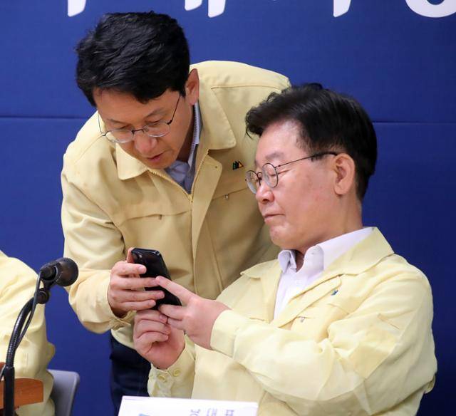 이재명(오른쪽) 더불어민주당 대표와 천준호 비서실장이 7월 19일 경북 안동시 더불어민주당 경북도당에서 열린 최고위원회의에서 대화하고 있다. 뉴스1