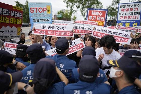 24일 오후 서울 일본 대사관 앞에서 대학생 시위대가 후쿠시마 오염수 방류를 규탄하고 있다. AP=연합뉴스