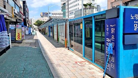 공시생의 주린 배를 채워주는 노량진 ‘컵밥 거리’가 한산하다. 공무원의 인기가 하락하면서 노량진 상권도 칼바람을 맞았다. 이 거리에서 10년째 컵밥 장사를 하고 있는 상인은 “지금이 10년 중에 최악이다. 코로나 때보다 손님이 더 없다”고 하소연했다. 사진 권혁중 인턴기자