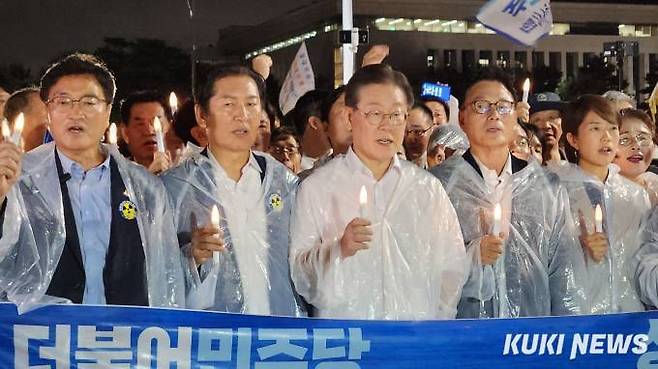 일본 후쿠시마 오염수 방류를 규탄하면서 촛불든 이재명 대표와 당 지도부들.   사진=황인성 기자