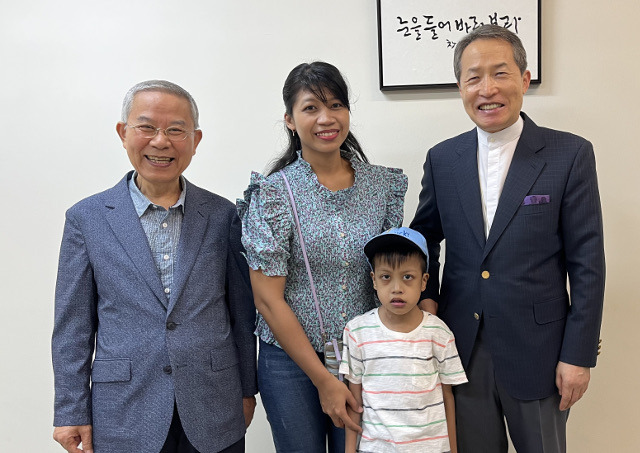 23일 서울 성동구 성락성결교회에 들른 미카엘(오른쪽 두 번째). 왼쪽부터 최영태 글로벌사랑나눔 이사장, 미카엘 엄마 구스틴, 미카엘, 지형은 성락성결교회 목사.