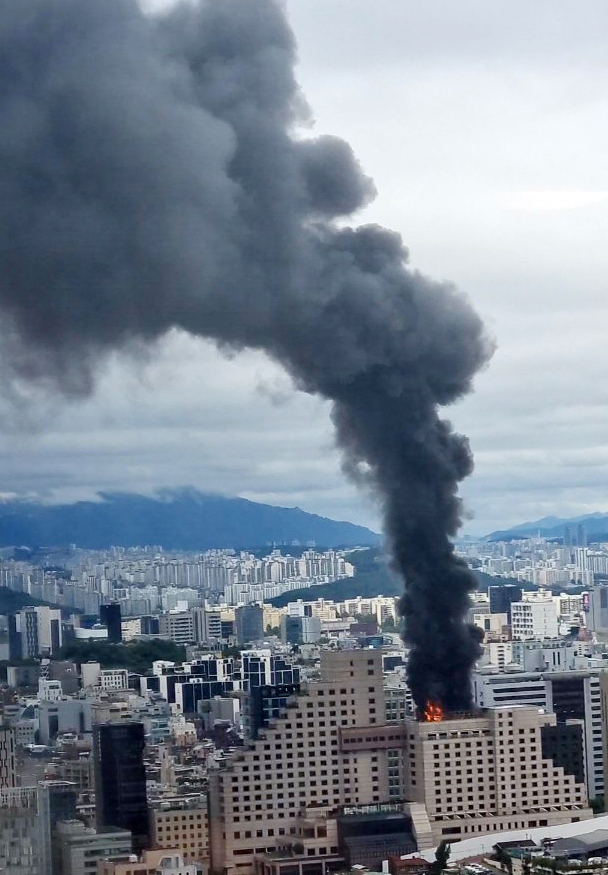 24일 오후 서울 강남구 르메르디앙호텔 옥상에서 화재가 발생, 시커먼 연기가 치솟고 있다. 독자 제공, 연합뉴스