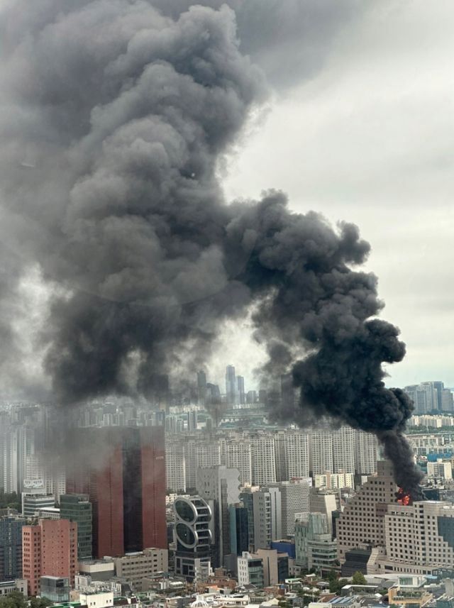 24일 오후 서울 강남구 르메르디앙호텔 옥상에서 화재가 발생, 시커먼 연기가 치솟고 있다. 독자 제공, 연합뉴스